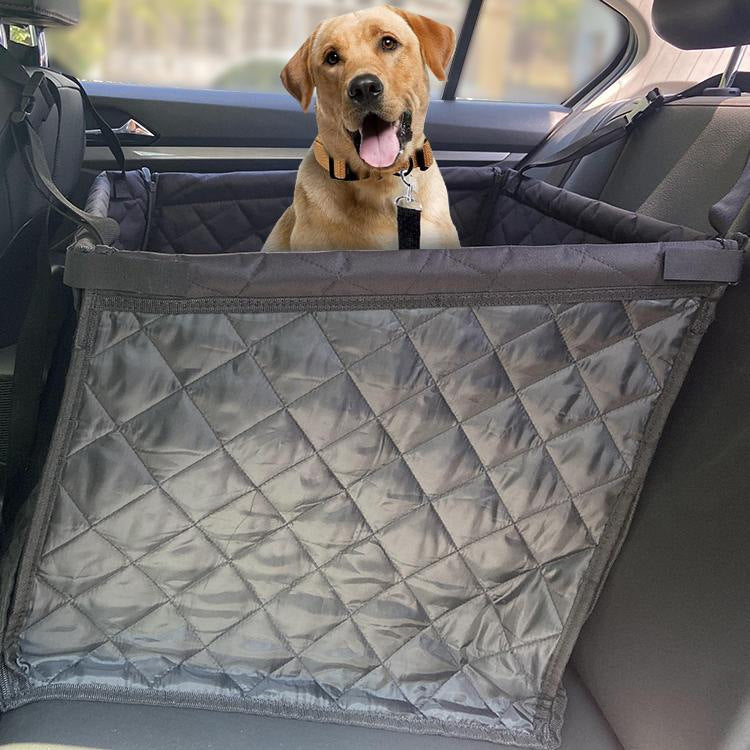 Perro sentado en el asiento de coche Doggo Drive